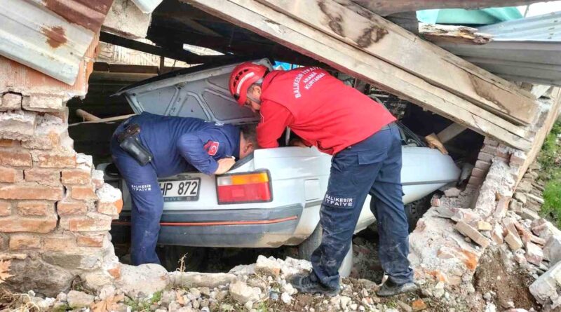 Ağıla Giren Otomobilin Sürücüsü Hayatını Kaybetti