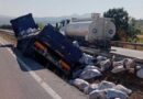 Kontrolden Çıkan Tır Bariyerlere Çarptı