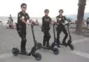 Polis Scooterla Devriye Geziyor
